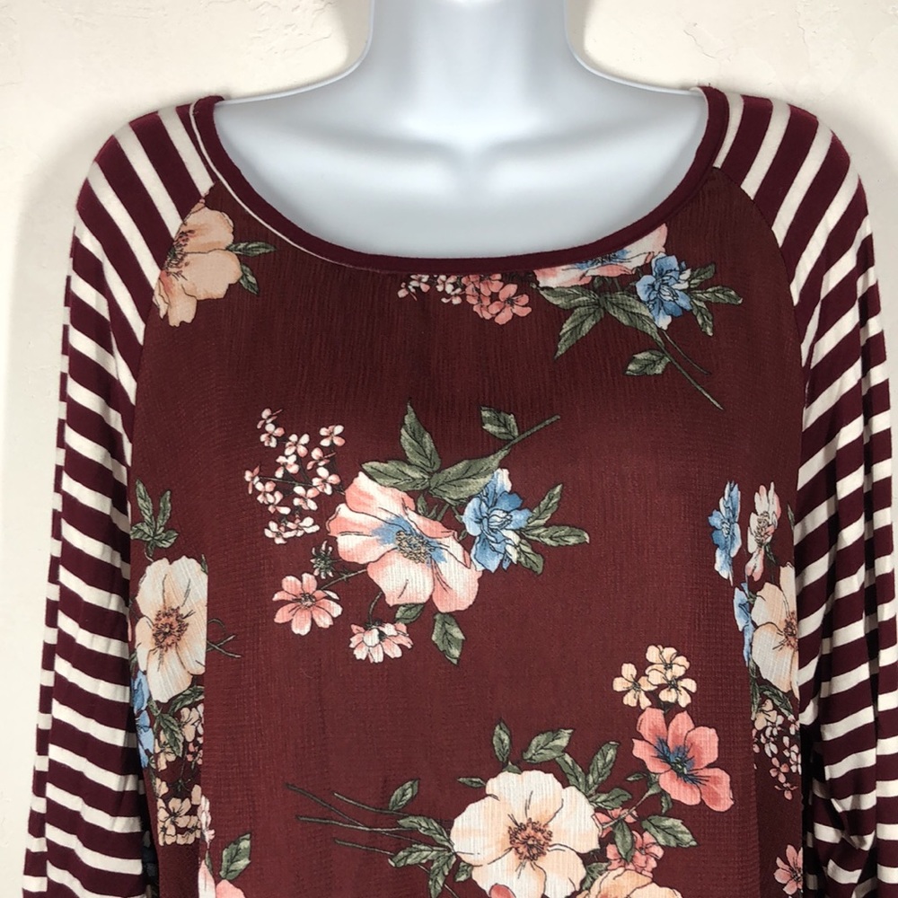 Betsey’s Boutique Shop red floral top size large - Picture 2 of 9